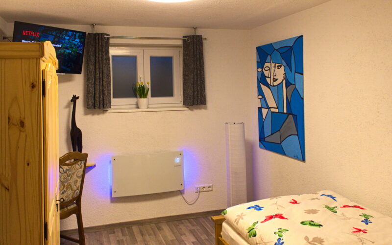 Gästezimmer mit einem Bett und Smart-TV